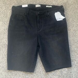 NWT Mid rise Bermuda shorts